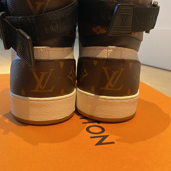 Louis Vuitton Rivoli High Top Sneaker - Picture 4 of 6